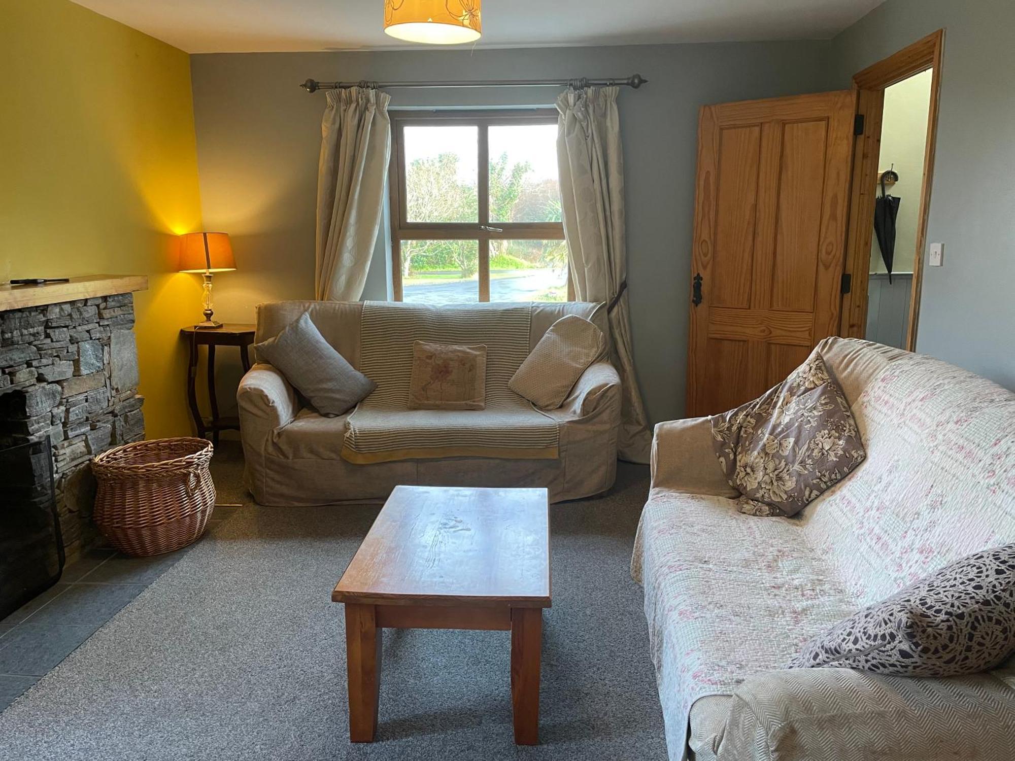 Letterfrack Farm Cottage in village on a farm beside Connemara National Park Exteriör bild